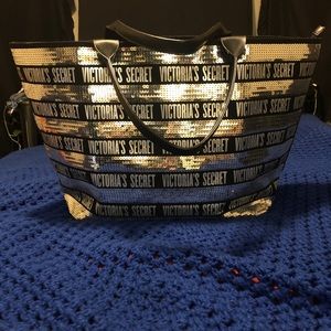 NWOT BUNDLE VICTORIA’S SECRET TOTE + POUCH